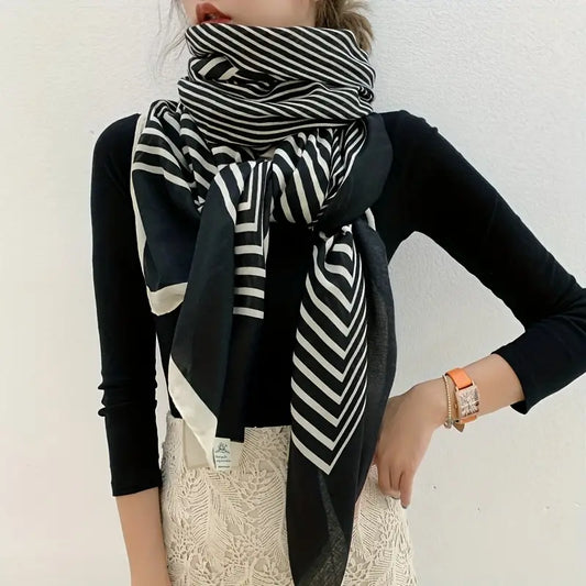 Foulard à rayures élégant et léger noir - Accessoire mode chic et intemporel